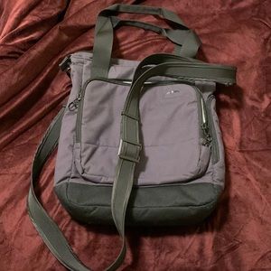 Pacsafe metro safe anti theft shoulder bag